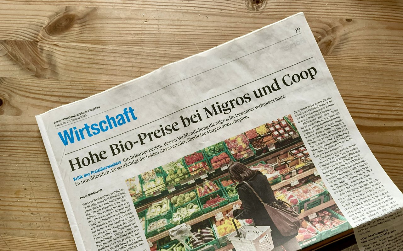 Schlagzeile «Hohe Bio-Preise bei Migros und Coop» in einer Tageszeitung