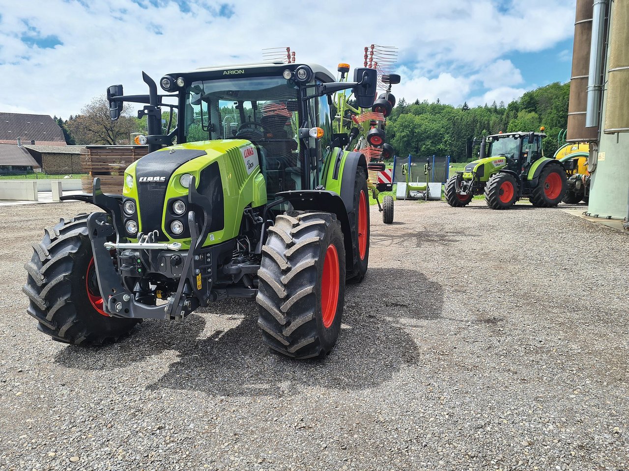 Der Claas Arion 410 von Christian Zahnd in Niederönz BE leistet 90 PS und wird vor allem im Grünland eingesetzt und später auch bei der Kartoffelernte. Bild: die grüne/Beat Schmid