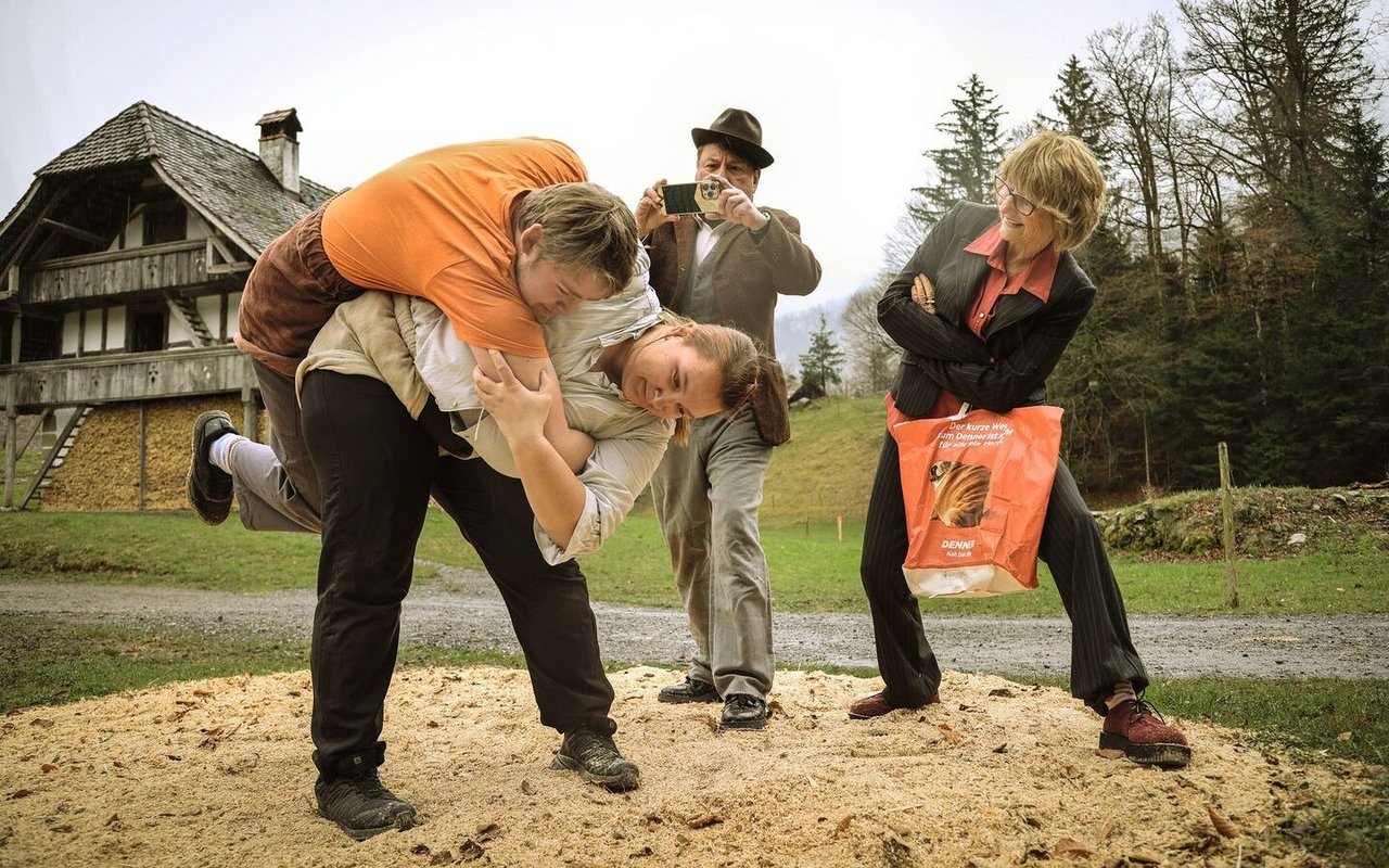 Szene aus dem Stück «Wyberhaagge» mit Beat Schlatter.