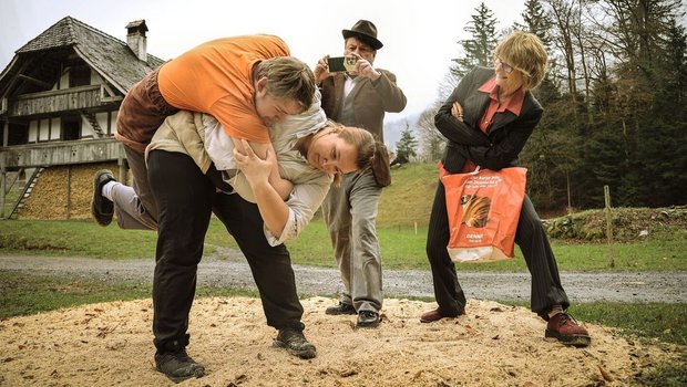 Szene aus dem Stück «Wyberhaagge» mit Beat Schlatter.