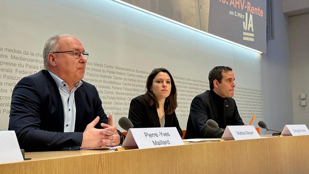 Von links: SGB-Präsident Maillard, SP Co-Präsidentin Meyer und Mitte-Nationalrat Fonio.
