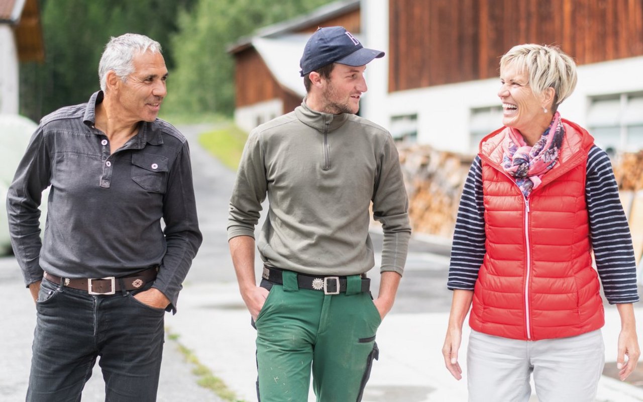 Peter Salutt und seine Frau Edith kennen Nando Neuhäusler, seit er ein kleiner Junge war. Die Pacht sei für alle ein «Sechser im Lotto», sagen die drei. Bild: Mattias Nutt