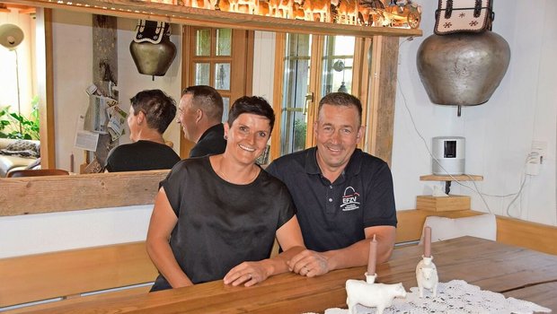 Als Richterteam werden Sabine und Jakob Schenk oft engagiert. Ihr Herz schlägt für das Brauchtum, das Jodeln und schöne Kühe. 