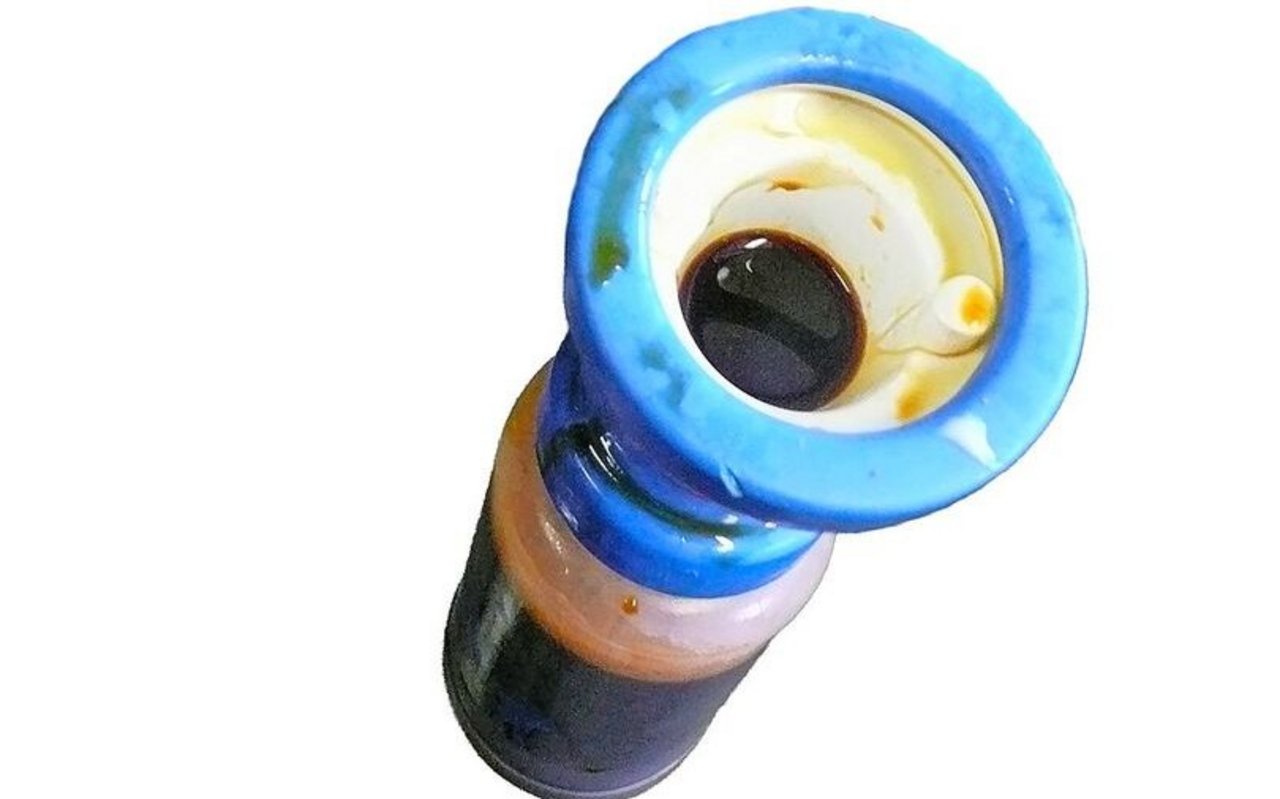 Dippmulde eines Non-Return-Bechers: einmal mit der Zitzenhaut in Berührung gekommenes Dippmittel gelangt nicht zurück in den Vorratsbehälter.