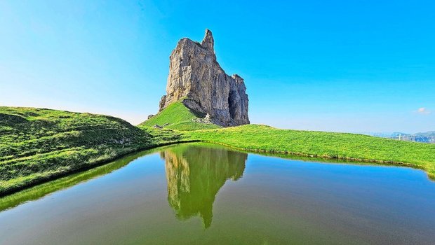 Ein strahlender Bergsee vor einem imposanten Felsgipfel. Die von Familie Gwerder bewirtschaftete Alp liegt inmitten herrlicher Natur. Das haben auch Wildcamper entdeckt.
