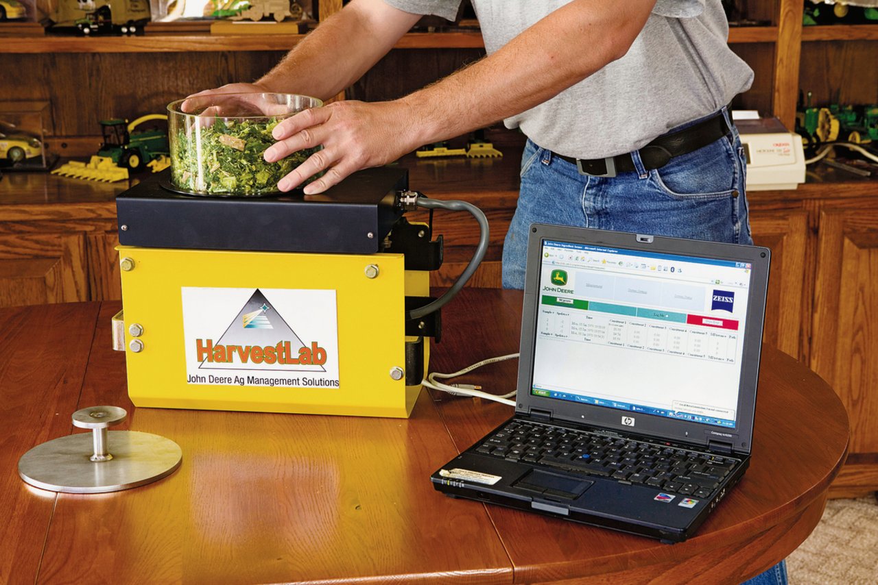 Der HarvestLab3000 findet Verwendung als stationäre Einheit zur Vor-Ort-Analyse des Futters und zur Berechnung der Futterrationen am Futtersilo oder im Büro. Bild: Robert Aebi Landtechnik AG