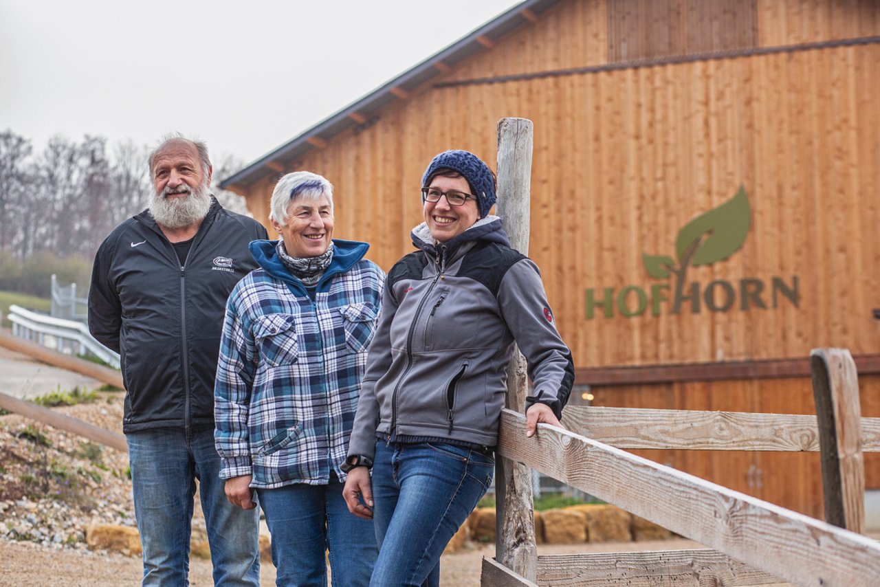 Pauli, Käthi und Rebekka Strub vor dem Stall des Hof Horn: Die Eltern unterstützen ihre Tochter mit Rat und Tat. Entlöhnt werden die beiden im Stundenlohn. Bild: Pia Neuenschwander