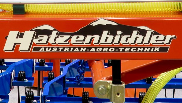 Die blau-roten Hatzenbichler-Anbaugeräte haben bei Schweizer Landwirten einen exzellenten Ruf. Bild: Jürg Vollmer