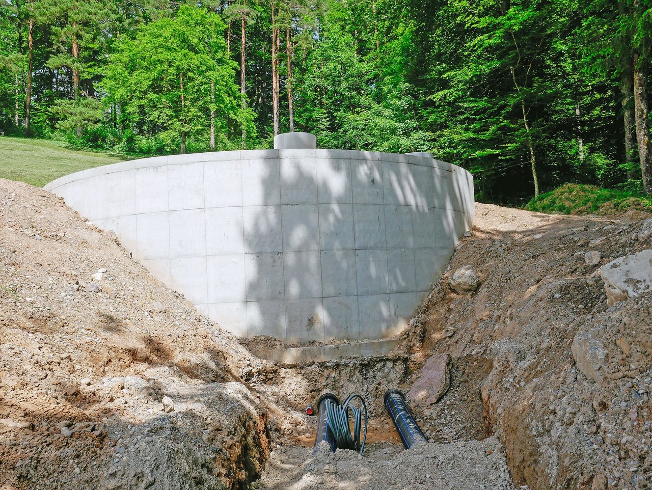 Von der Limmat wird das Wasser in den500 m3 fassenden Hochspeicher gepumpt. Bild: David Eppenberger