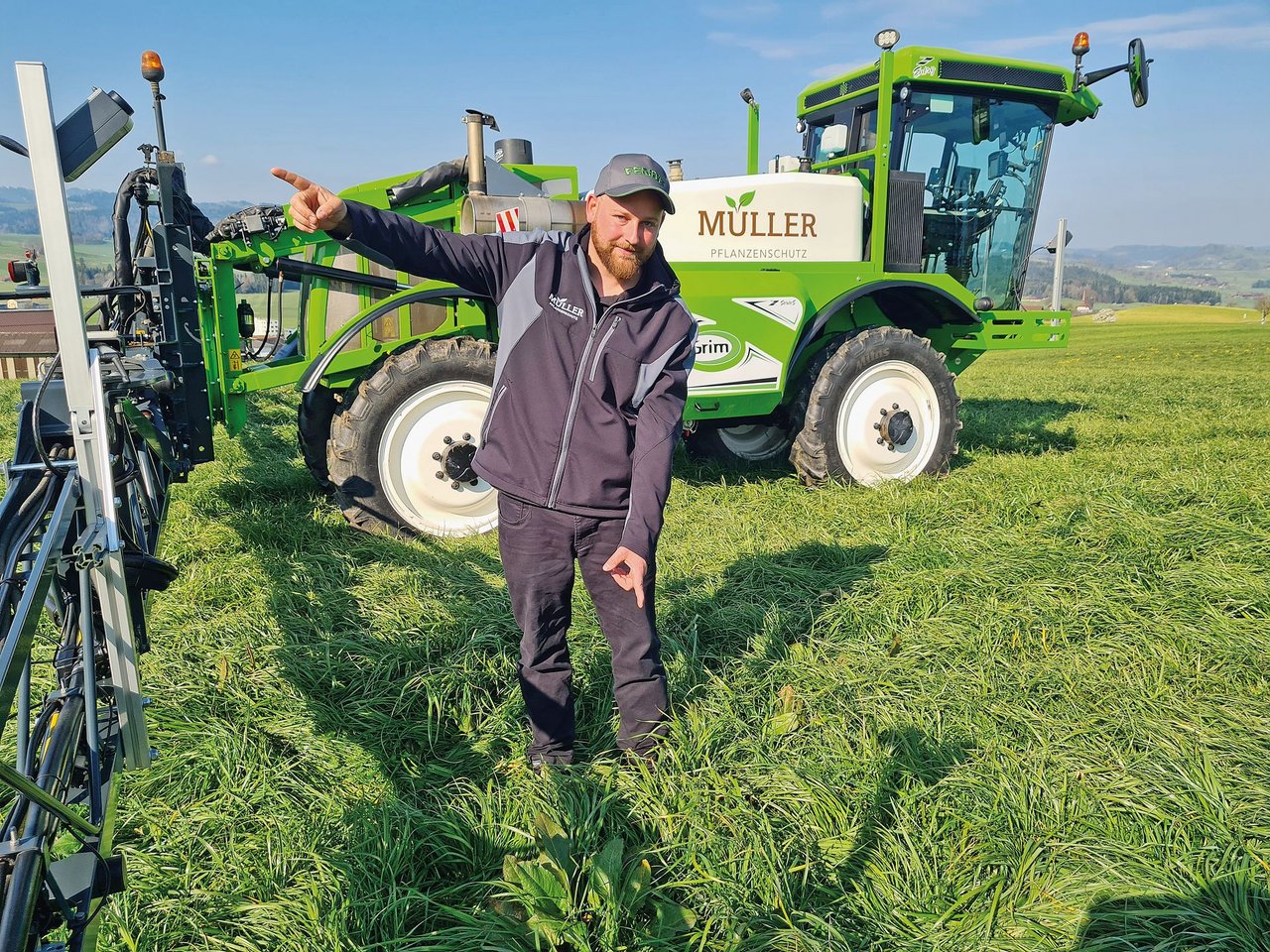 Thomas Müller freut sich über die Kameratechnik, welche Unkräuter exakt erkennen –so dass die Feldspritze nur dort Pflanzenschutzmittel appliziert. Bild: Beat Schmid