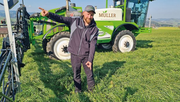 Thomas Müller freut sich über die Kameratechnik, welche Unkräuter exakt erkennen –so dass die Feldspritze nur dort Pflanzenschutzmittel appliziert. Bild: Beat Schmid