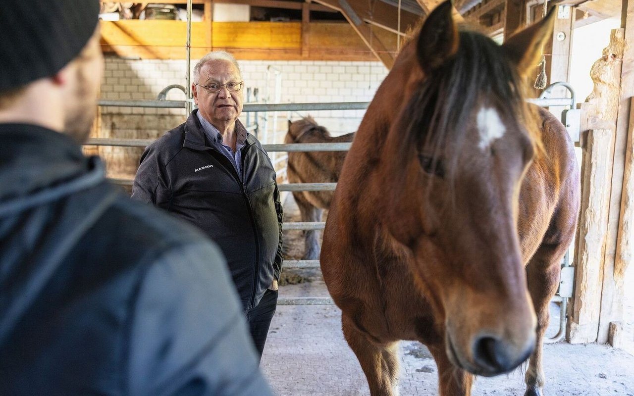 Versicherungsberater Thomas Hauri beim Termin vor Ort: Es braucht neben Fachwissen auch das «Gspüri» für die Bedürfnisseder Kundinnen und Kunden aus der Landwirtschaft.