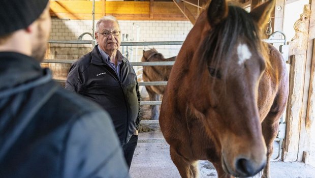 Versicherungsberater Thomas Hauri beim Termin vor Ort: Es braucht neben Fachwissen auch das «Gspüri» für die Bedürfnisseder Kundinnen und Kunden aus der Landwirtschaft.