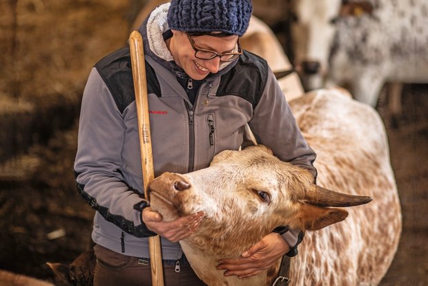 Landwirtin im Fokus: Rebekka Strub ist selbstverständlich Chefin Rebekka Strub und ihre Tiere – das ist eine Herzensangelegenheit. Bild: Pia Neuenschwander
