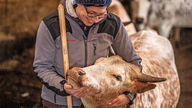 Landwirtin im Fokus: Rebekka Strub ist selbstverständlich Chefin Rebekka Strub und ihre Tiere – das ist eine Herzensangelegenheit. Bild: Pia Neuenschwander