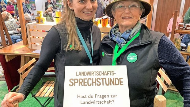 Sandra Siegenthaler (l.) und Eva Kollmann waren als Agrarscouts an der Luga im Einsatz, hier in der Sprechstunde am Stand des Luzerner Bäuerinnen- und Bauernverbands.  