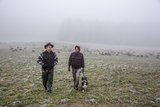 Wanderscha¨fer-Neuling Adrian Mu¨ller (l) und Hirte Rolf Thalmann (r) wandern heuer mit der grossen Wanderherde durch das Luzerner Mittelland. Bild: Pia Neuenschwander 