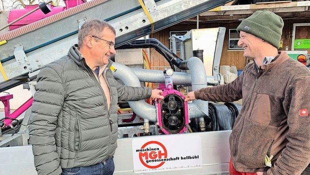 Landwirt Walter Haas jun. (r.) und Geschäftsführer Arthur Koch begutachten den mobilen Gülleseparator der Maschinengenossenschaft Hellbühl, bereit für den nächsten Einsatz. 