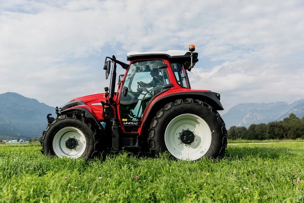 Bei Lindner bauen Bergbauern den Traktor Bei Lindner bauen die Bergbauern die Traktore. Bild: Mareycke Frehner
