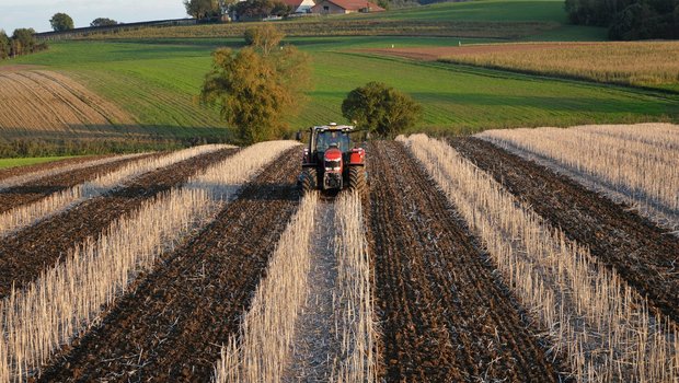 GPS: Genau oder ungefähr? Bei Arbeitsbreiten von drei Metern lohnt sich GPS-RTK. Dabei wird die Traktor-Position mit einem Korrektursignal auf eine Genauigkeit von +/- 2 Zentimetern gefahren. Damit werden Überlappungen vermieden. Bild: zVg