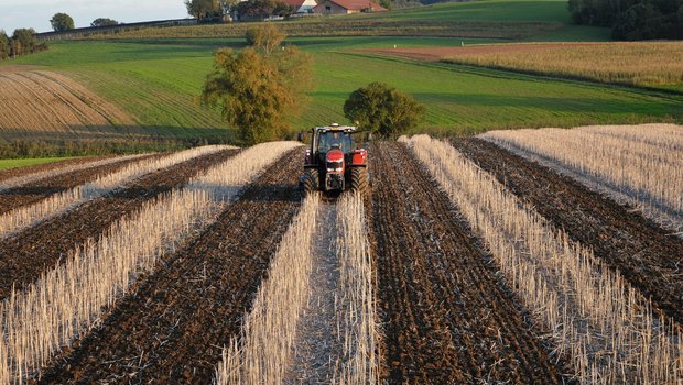 Bei Arbeitsbreiten von drei Metern lohnt sich GPS-RTK. Dabei wird die Traktor-Position mit einem Korrektursignal auf eine Genauigkeit von +/- 2 Zentimetern gefahren. Damit werden Überlappungen vermieden. Bild: zVg