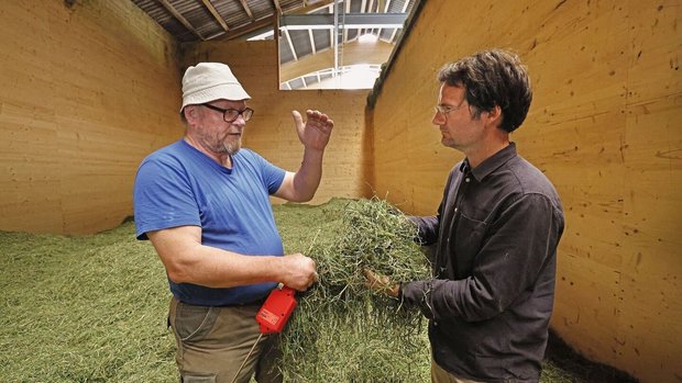 Hans Schär (links) k Hans Schär (links) kontrolliert mit Martin Zbinden vom Inforama den Heustock, nachdem die erste Charge eingefahren wurde.