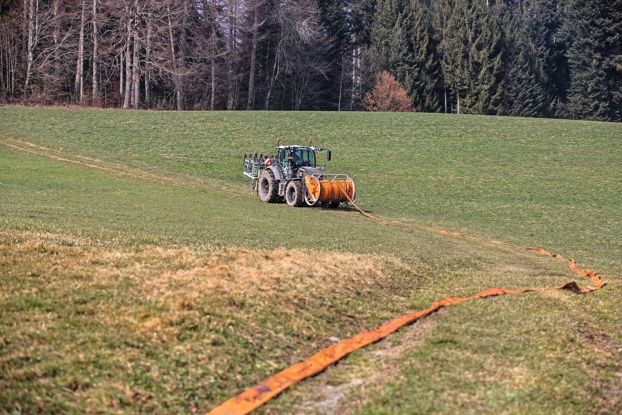 Auf dem Haspel sind 100 Meter lange Schläuche aufgerollt. Diese werden gezielt abgerollt, damit von der am weitesten entfernten Ecke aus mit dem Güllen begonnen werden kann. 