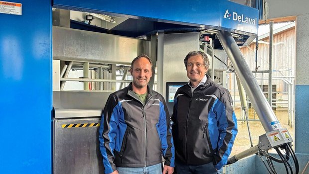 Betriebsleiter Markus Gaxer und Urs Schmid von DeLaval (v.l.). Als Testbetrieb durfte der Thurgauer Landwirt das neue Zellzahlmessgerät von DeLaval bereits vorgängig testen.  