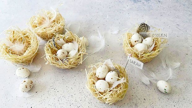 Unkompliziert zum Fertigen und dekorativ auf dem Tisch: Mini-Osternestchen aus Ostergras. 
