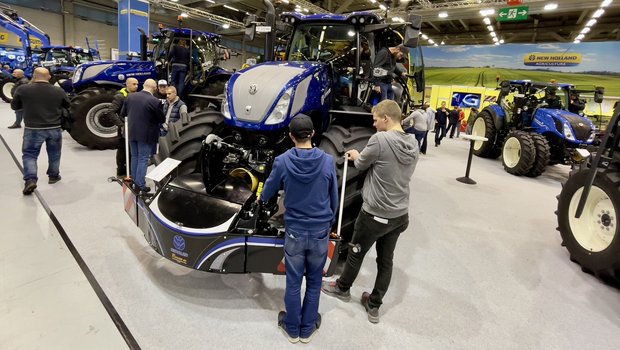 Agrama-Besucher vor einem New Holland-Traktor.