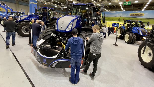 Agrama-Besucher vor einem New Holland-Traktor.