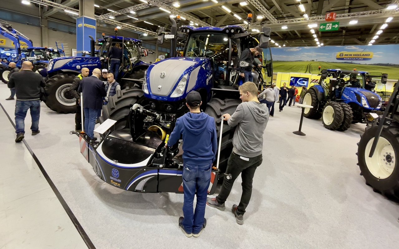 Agrama-Besucher vor einem New Holland-Traktor.