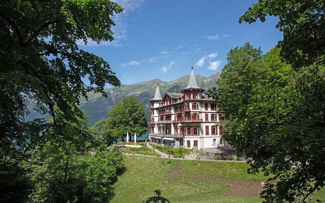 Wie ein Märchenschloss steht das Grandhotel Giessbach seit 1875 hoch über dem Brienzersee. Erreichbar ist es mit einer Standseilbahn, die ebenfalls unter Denkmalschutz steht.