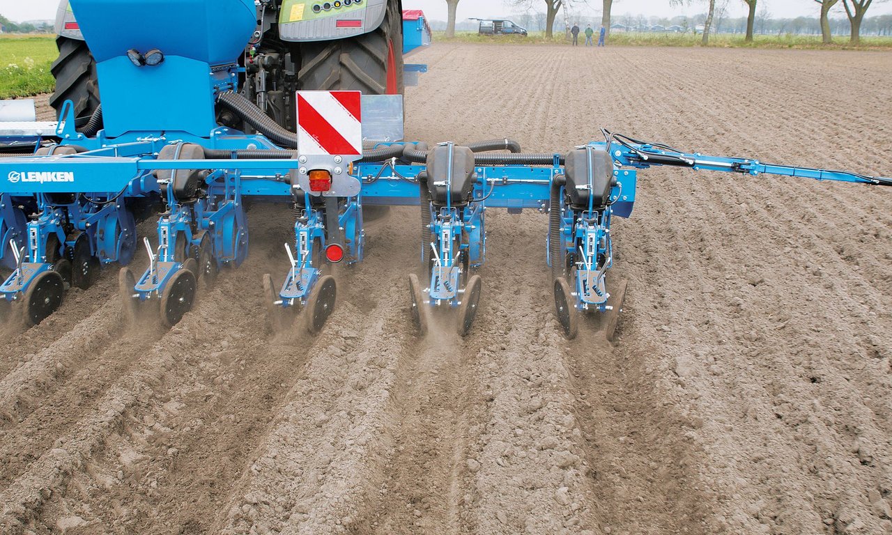 Lemken versetzt die Einzelkornsaat versetzt in Doppelreihen. Bild: zvg