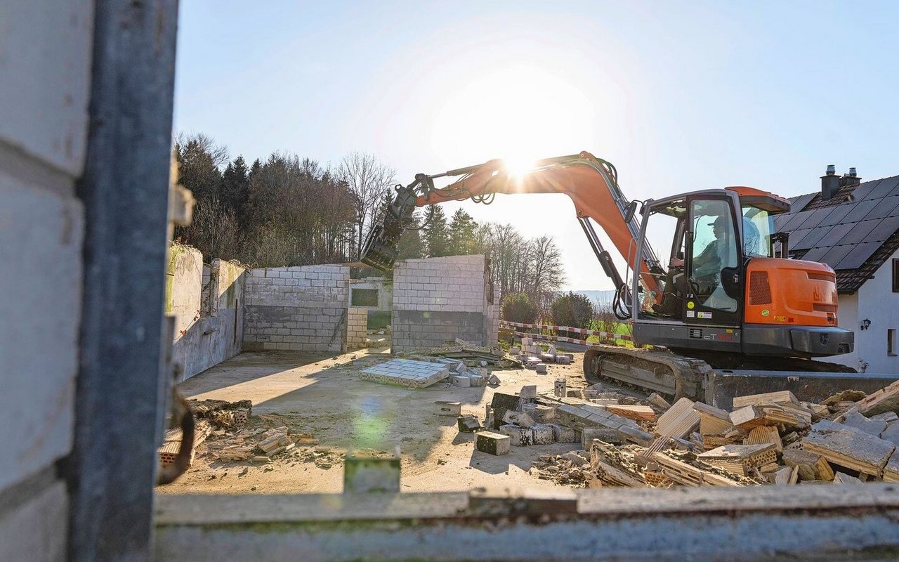 Aus einem ehemaligen Schweinestall entsteht eine Remise für den Maschinenpark von Serge Duperrex.