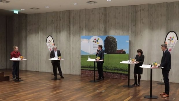 Das Podium Berner Landwirtschaft fand diesemal ohne anwesende Zuschauer statt. Es diskutierten unter der Leitung von Albert Rösti (m.) Daniel Hasler, Christian Hofer, Eva Reinhard und Michael Gysi (v.l.n.r.). (Bild Screenshot)