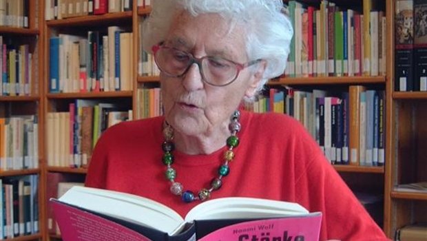 Marthe Gosteli (2000) im Sitzungszimmer des Gosteli-Archivs. (Bild Elsbeth Boss)