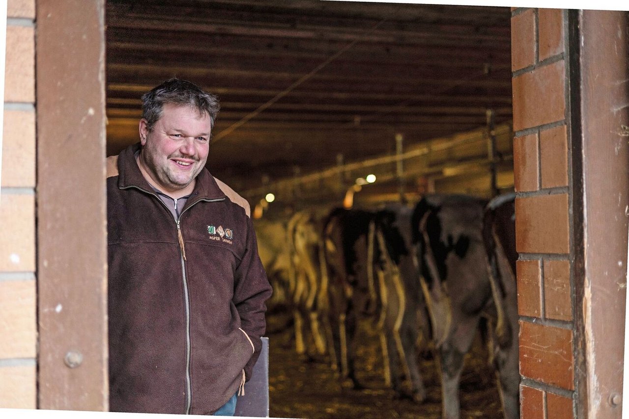 Gusti Schmutz vor dem Stall mit den Aufzuchtrindern.