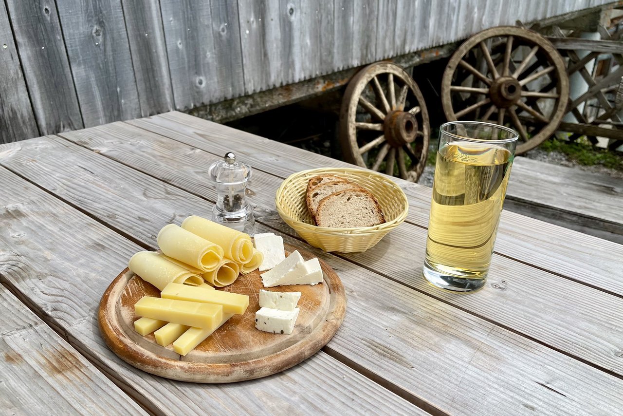 Im Im Alp-Beizli der Alp Mattenberg werden Geissenkäse, Mutschli, Bergkäse und Hobelkäse serviert. (Bild: «die grüne» / Jürg Vollmer)