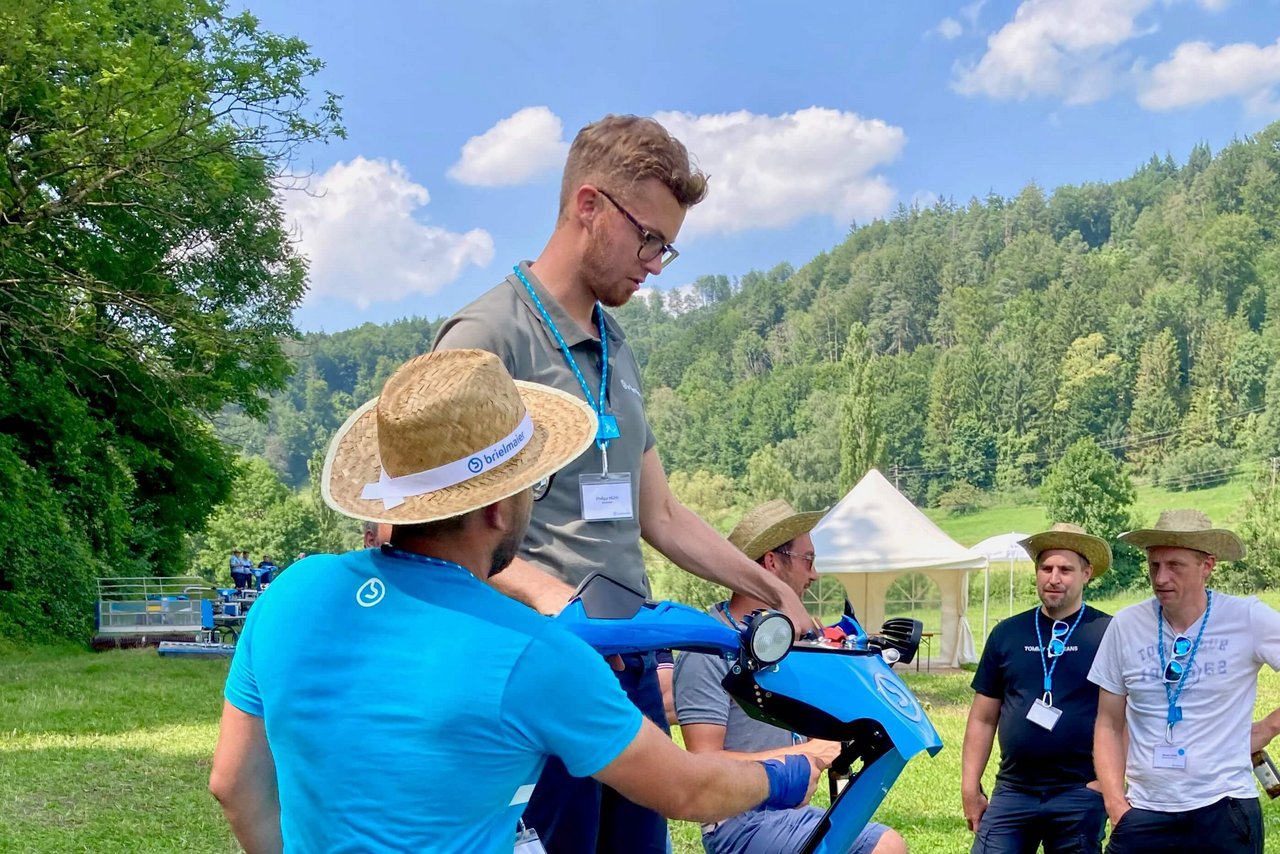 Die neue Generation Brielmaier-Motormäher ist startbereit – hier mit Brielmaier-Geschäftsführer Philipp Hüttl am Steuer. (Bild: Jürg Vollmer / «die grüne»)