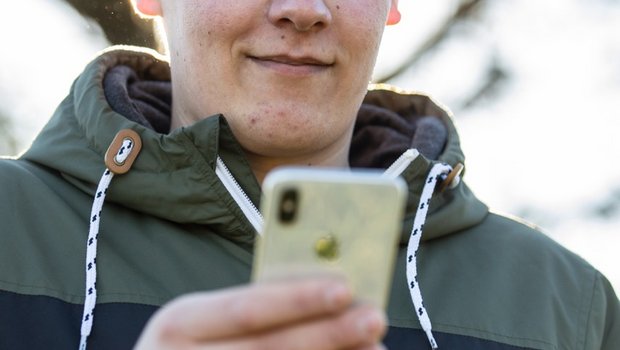 Facebook ist für den jungen Landwirt Adrian Wenger passé. Er setzt auf Instagram. Bild: Pia Neuenschwander