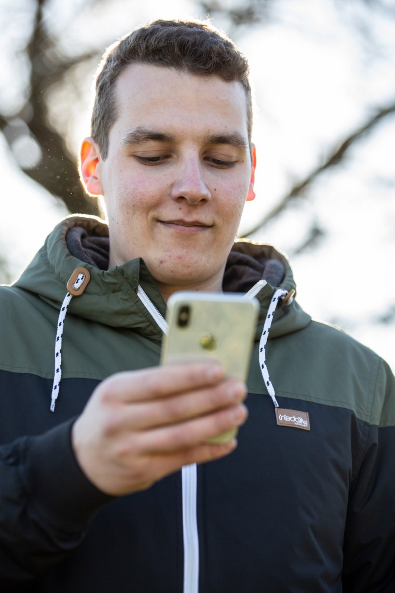 Facebook ist für den jungen Landwirt Adrian Wenger passé. Er setzt auf Instagram. Bild: Pia Neuenschwander