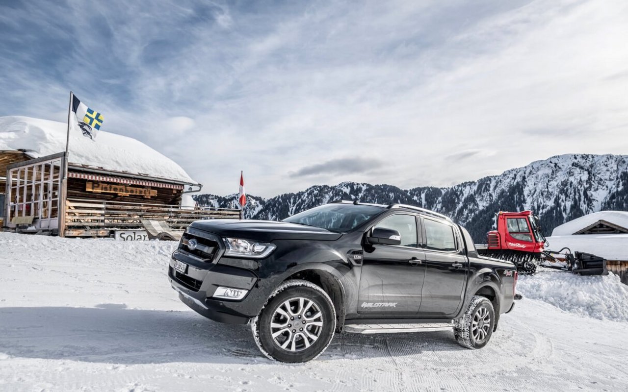 Der Pick-up Ford Ranger Wildtrak X im Dorf Tenna im bündnerischen Safiental.