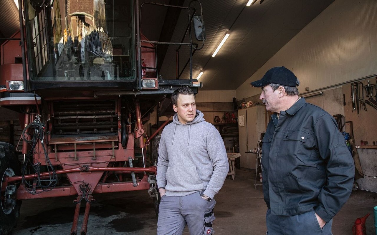 Matthias und Lorenz Herren haben den Mähdrescher vor allem wegen seines leichteren Gewichts gekauft und um dadurch den Ackerboden weniger zu belasten.