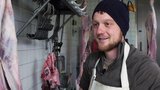 Noah Handschin ist Landwirt und Metzger. Er schlachtet und verarbeitet die Tiere der Engelsrütti selber. 