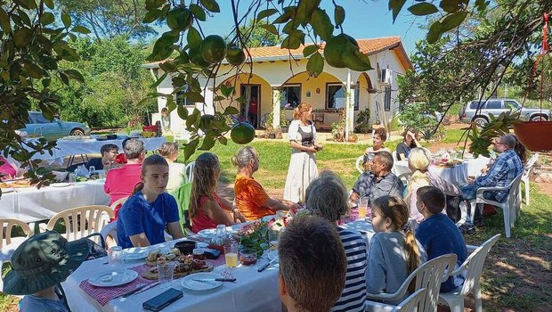 Über 60 Gäste besuchten den ersten Brunch auf dem Hof von Michèle Huber. Es erfüllt ihr Bauernherz mit Freude, wenn die Besucherinnen und Besucher die Produkte schätzen und mit Dankbarkeit kaufen. 