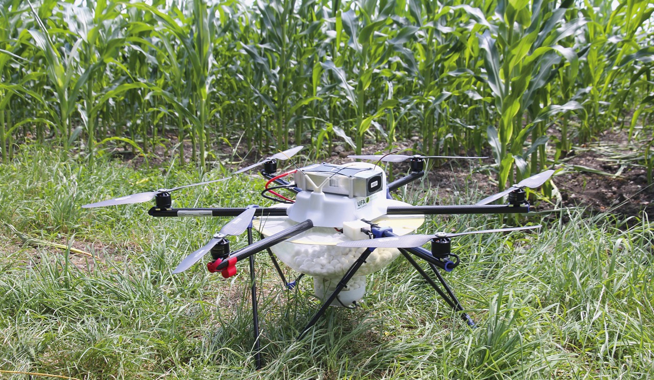 Die Optidrohnen werden von eigens ausgebildeten Drohnenpiloten gesteuert,der Landwirt muss bei der Ausbringung der Optikugeln nicht vor Ort sein. Bild: Agroline Bioprotect
