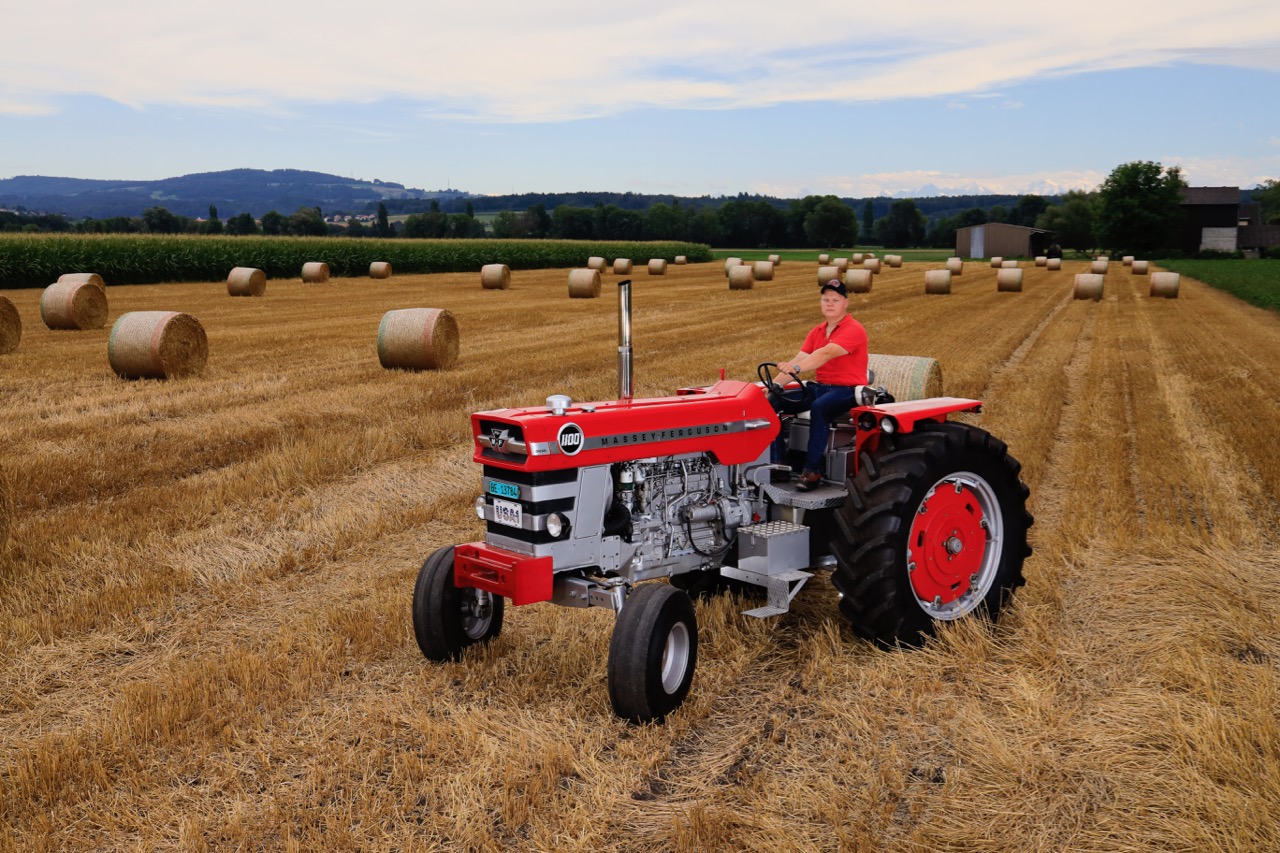 Nicola Röthlisberger (24) ist Landwirt und Mechaniker. Der Massey Ferguson 1100 ist sein TraumTraktor. Bild: Peter Röthlisberger