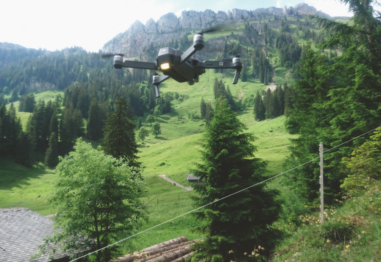 Drohnen erleichtern die Arbeit des Älplers. Die Flugvorschriften den BAZL müssen jedoch eingehalten werden. Bild: zVg