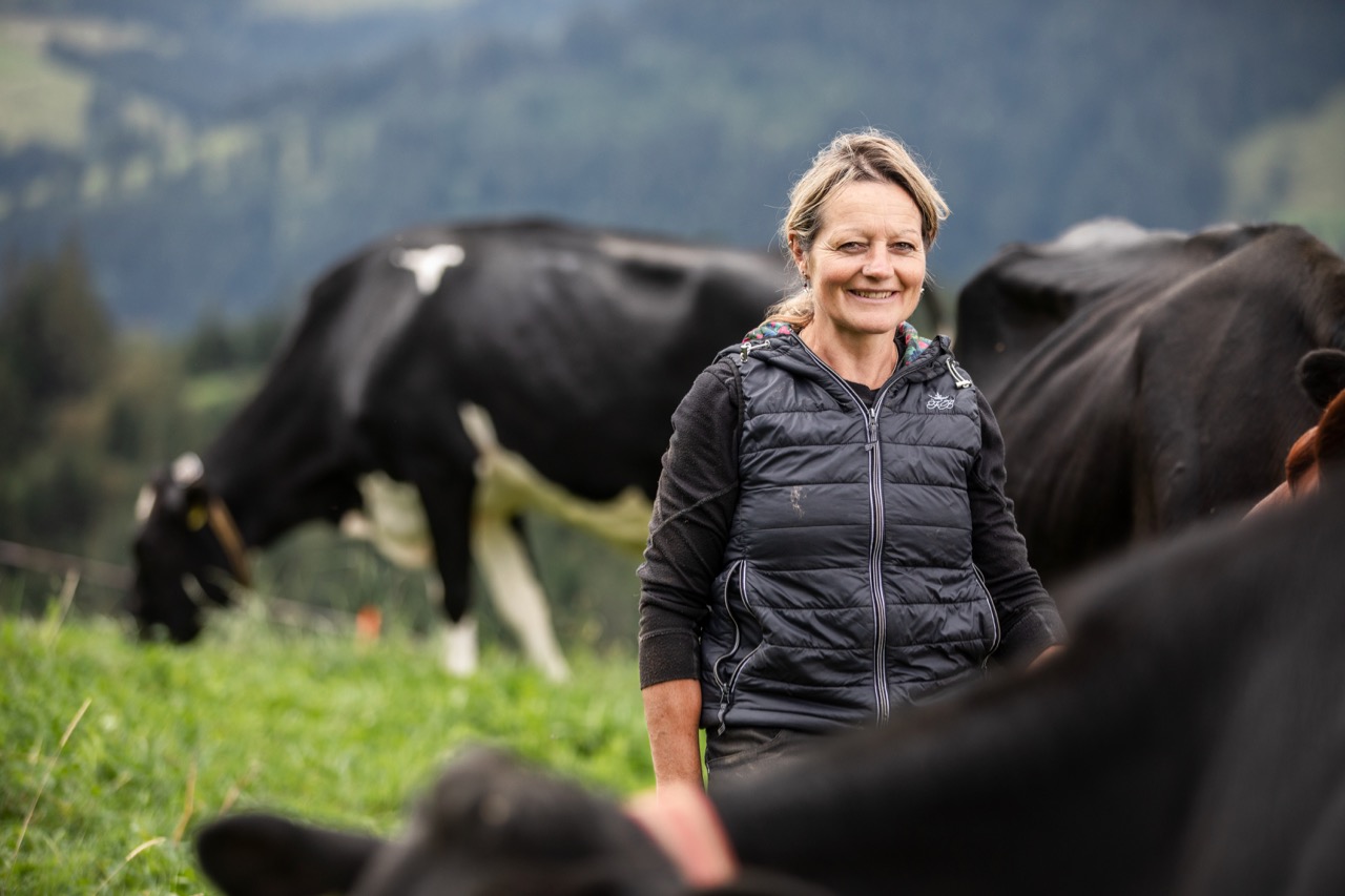 Anna Neuenschwander, Landwirtin aus Schangnau BE, mit ihren Milchkühen. Bild: Pia Neuenschwander